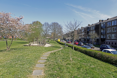 913879 Gezicht in het Van Heukelompark langs de Van Heukelomlaan te Utrecht.